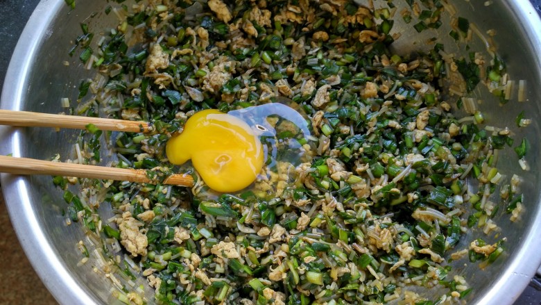 韭菜鸡蛋虾皮包子,再打入一个鸡蛋,搅拌均匀