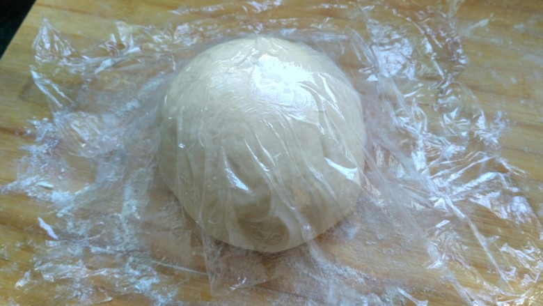 韭菜鸡蛋虾皮包子,揉成团,松弛15分钟