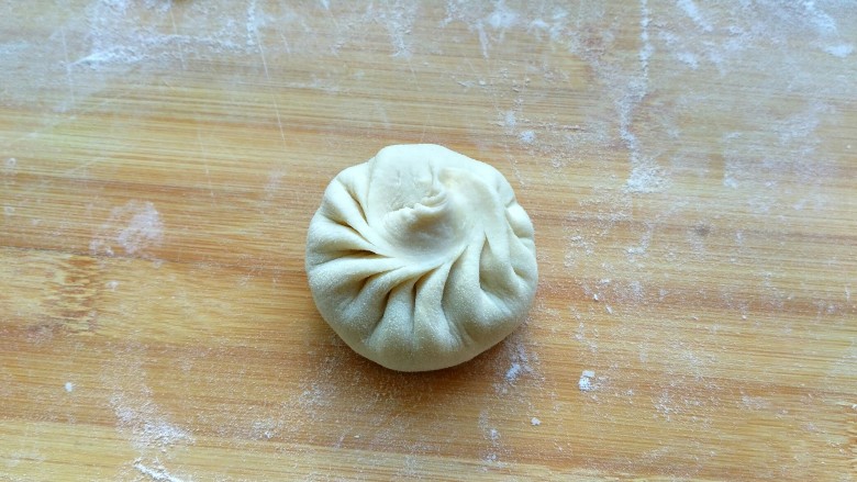 韭菜鸡蛋虾皮包子,捏成褶子转一圈,最后收口,包成包子