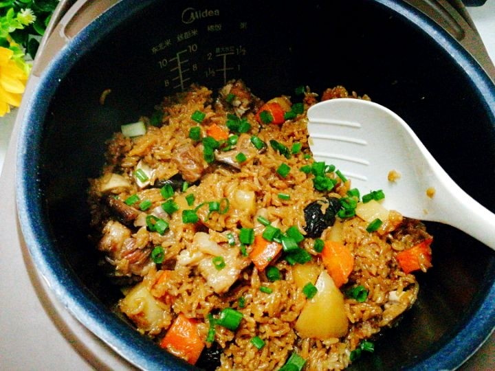 电饭煲+排骨土豆焖饭,最后撒点葱花即可出锅