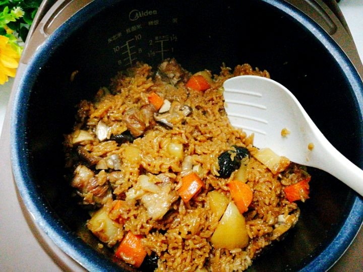 电饭煲+排骨土豆焖饭,煮好后用铲子拌匀,再焖十分钟