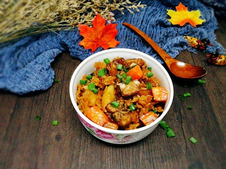 电饭煲+排骨土豆焖饭,成品图