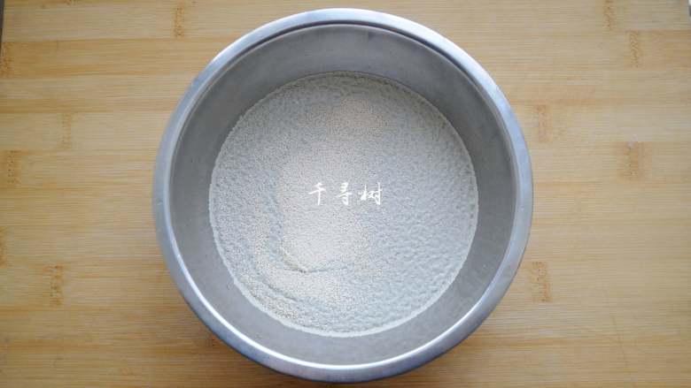 老字号甜咸味椒盐油酥金丝饼,干酵母放入约40度温水中,搅拌匀静置5分钟,这样可以有效激发酵母活性,在天冷的时候这个步骤不能省略,有助于面团快速发酵。