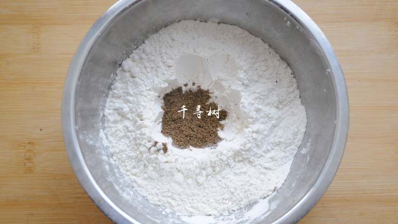 老字号甜咸味椒盐油酥金丝饼,面粉放入小碗,中间扒窝,倒入花椒粉。