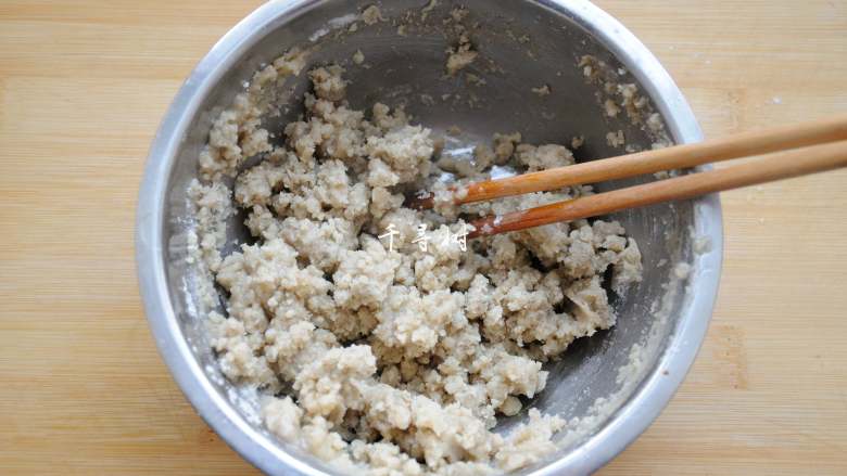 老字号甜咸味椒盐油酥金丝饼,对准花椒粉浇下去,目的就是为了激发出花椒的椒香味道,倒上油之后用筷子迅速搅拌。放盐调匀。