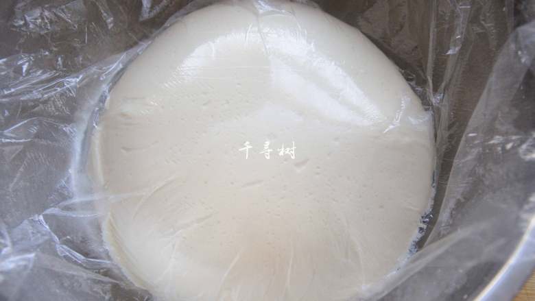 老字号甜咸味椒盐油酥金丝饼,半小时后面团已经稍微有些发酵,取出拍打排气。