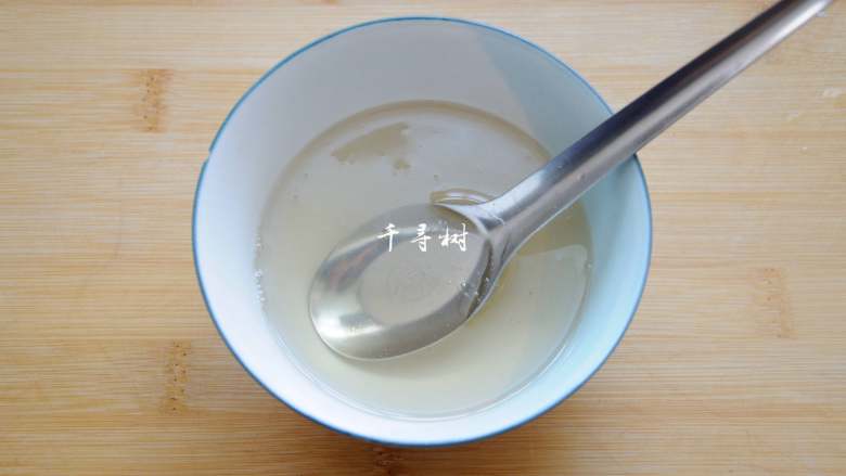 老字号甜咸味椒盐油酥金丝饼,煮开后关火,即是做烧饼所需要的糖浆了。