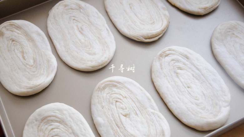 老字号甜咸味椒盐油酥金丝饼,全部擀开后放入烤盘(还有两个放到小烤盘去了)。