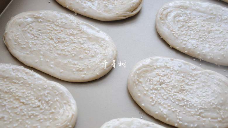 老字号甜咸味椒盐油酥金丝饼,刷上一层糖浆,再均匀的撒上白芝麻。