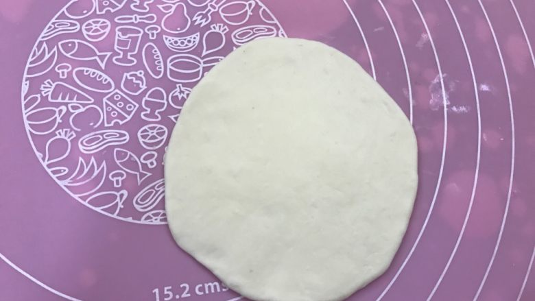 生煎包,擀成薄片,约12厘米直径