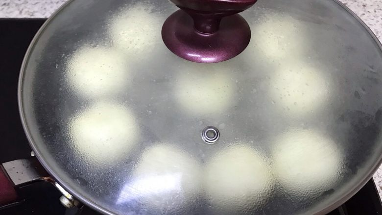 生煎包,盖上锅盖煮约5分钟,水干即可,注意观察