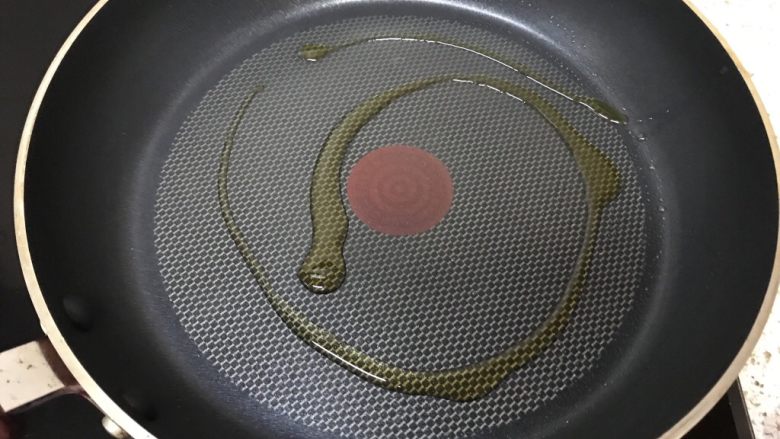 生煎包,起油锅,煎锅涂上一层麻油
