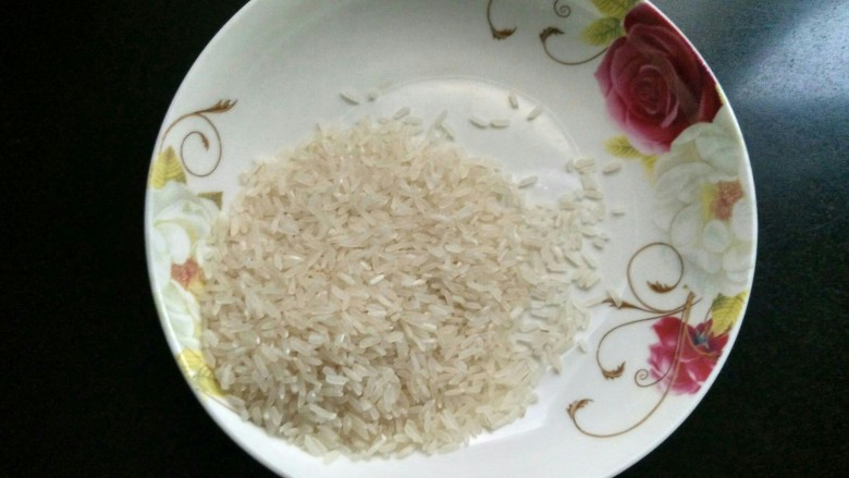 电饭煲 红薯棒渣粥,准备<a style='color:red;display:inline-block;' href='/shicai/ 492'>大米</a>。