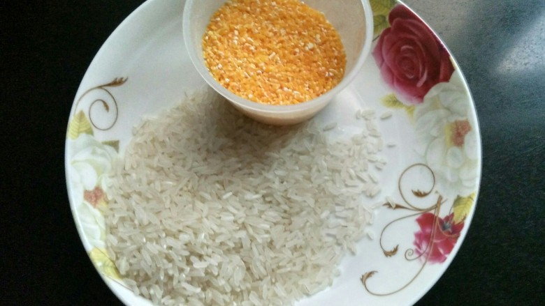 电饭煲 红薯棒渣粥,准备玉米棒渣。