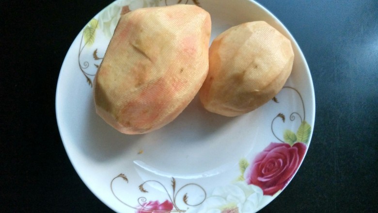 电饭煲 红薯棒渣粥,准备<a style='color:red;display:inline-block;' href='/shicai/ 2585'>红薯</a>,去皮洗净。