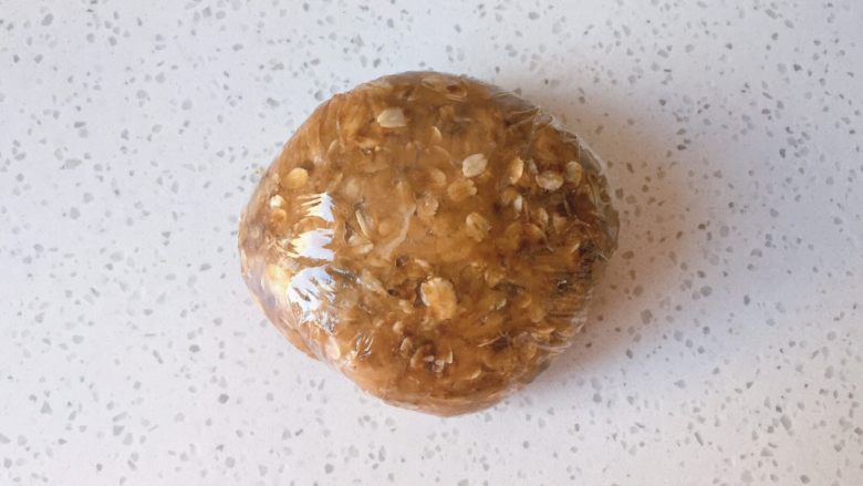 红糖麦片饼干,把面团用保鲜膜或保鲜袋包好,放冰箱冷场30分钟