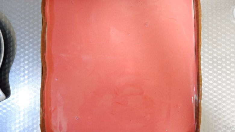 水晶芋泥蛋糕卷,28*28金盘铺上油布,将蛋糕糊从30CM搞处倒入烤盘,然后抹平。完成之后,轻震几下烤盘。震取大气泡
预热好的烤箱,180度15分钟