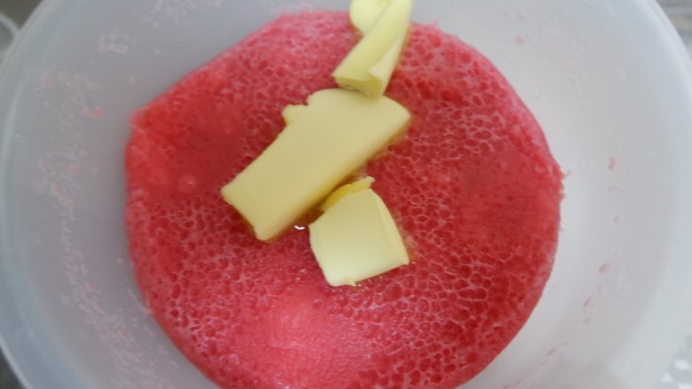 水晶芋泥蛋糕卷,打好之后将<a style='color:red;display:inline-block;' href='/shicai/ 887'>黄油</a>揉进去,盖保鲜膜备用