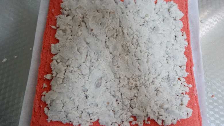 水晶芋泥蛋糕卷,铺上芋泥,当然你也可以用你喜欢的馅料,奶油也可以