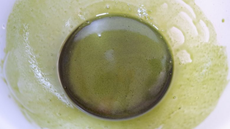 抹茶海绵纸杯蛋糕(适合裱花的蛋糕),加热好的玉米油倒入抹茶粉中搅拌均匀