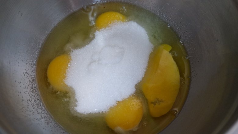 抹茶海绵纸杯蛋糕(适合裱花的蛋糕),将砂糖一次性加入到蛋液中