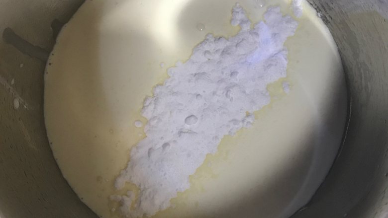 基础百搭蛋糕卷，小四卷,现在打发奶油吧，200-300g奶油加入10%的糖粉，也可以加一点炼乳调味