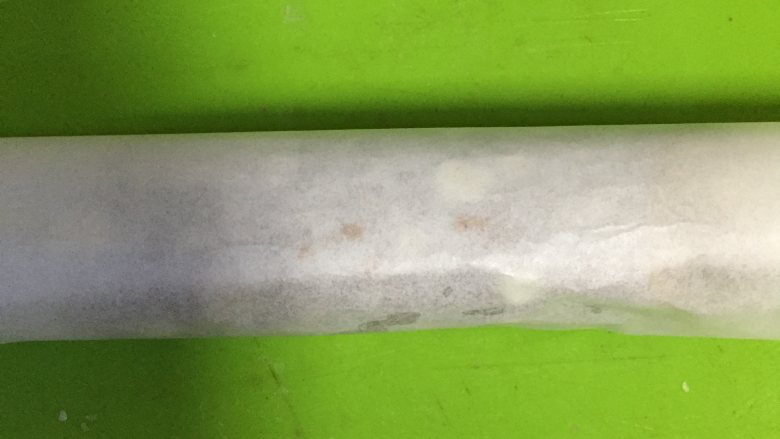 可可杏仁饼干, 用油纸协助整形好,放入冰箱冷冻1个小时