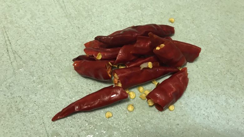 电饭煲+川香鸡爪,干红椒对半切。也可以不切如果觉得太辣的话。