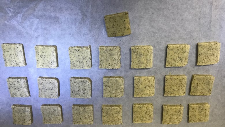 伯爵红茶饼干,依次排入烤盘,预热烤箱
