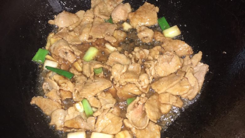 芹菜炒猪肉,加<a style='color:red;display:inline-block;' href='/shicai/ 721'>蚝油</a>，<a style='color:red;display:inline-block;' href='/shicai/ 788'>生抽</a>，<a style='color:red;display:inline-block;' href='/shicai/ 134292'>白胡椒</a>