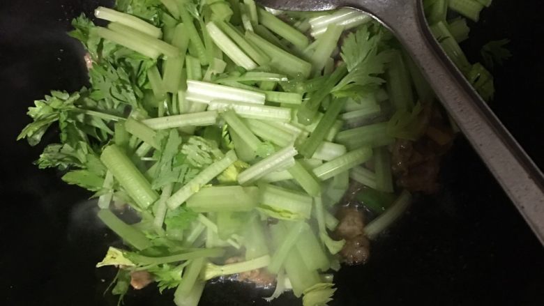 芹菜炒猪肉,猪肉炒熟，倒入芹菜