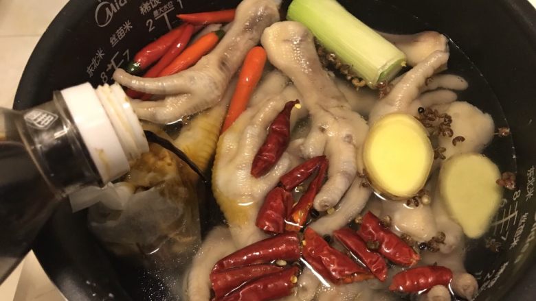 电饭煲+川香鸡爪,加入和鸡爪持平的清水,加入2汤匙的生抽。