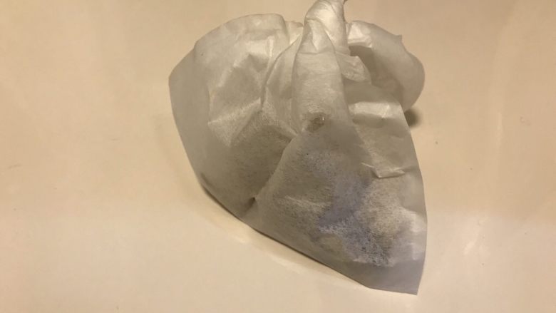 电饭煲+川香鸡爪,将所有的香料放到滤纸里。
