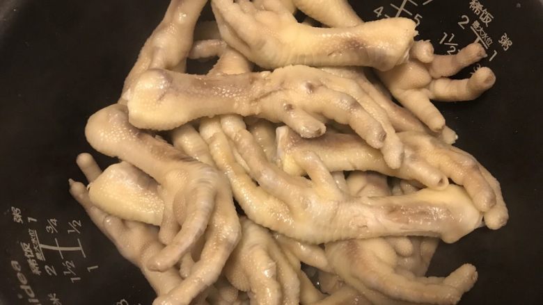 电饭煲+川香鸡爪,将过完凉水的鸡爪放入电饭锅。