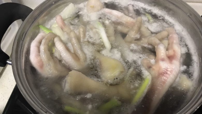 电饭煲+川香鸡爪,煮出浮沫后捞出过凉水。