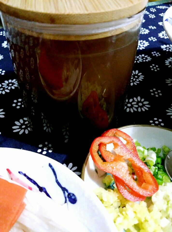 冷暖自知的晚餐!(杨梅酒+鸭蛋面),这是倒出来备用的杨梅酒,其实忍不住喝完了,爽!