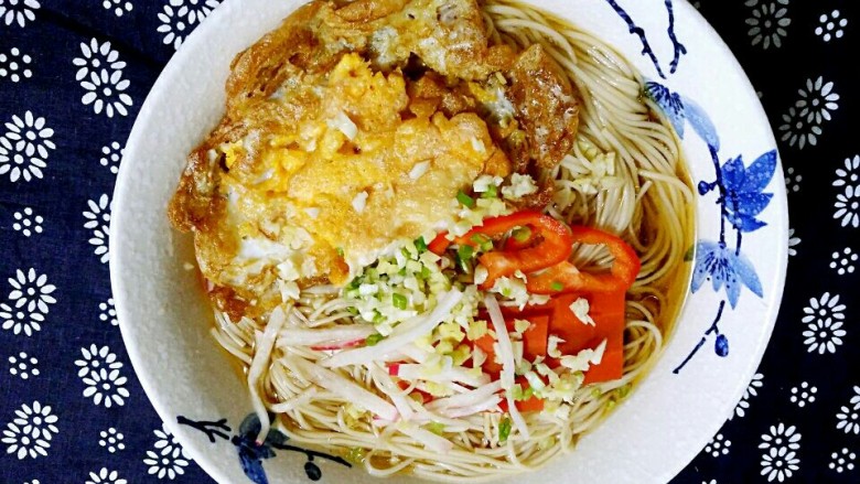 冷暖自知的晚餐!(杨梅酒+鸭蛋面),把料摆放好,自己吃的,不要随便撒!