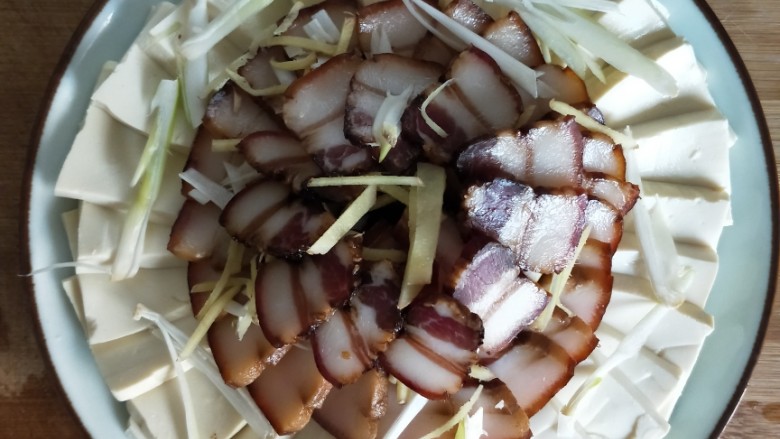腊肉蒸豆腐,也可以把腊肉全部摆中间,豆腐围外边。
