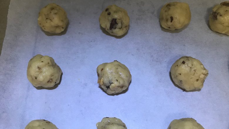 古早味核桃酥, 取25g每个,搓成圆球,依次放入烤盘
