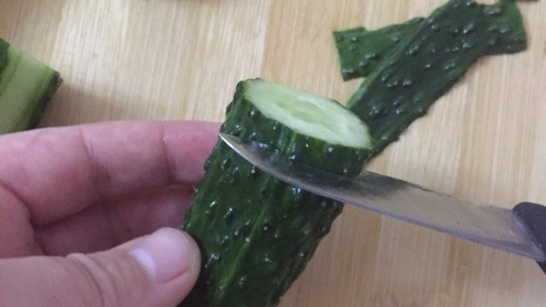 节节高升(零基础快手菜),从一端处用刀切到黄瓜的三分之一处,千万不要切断