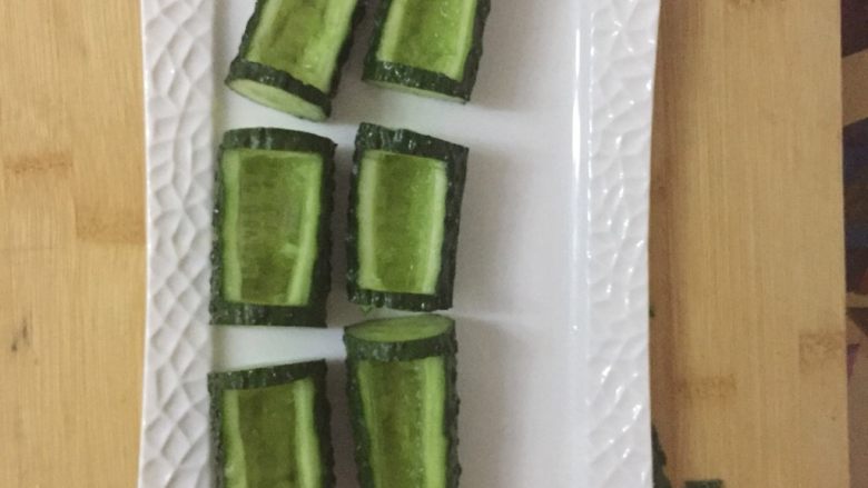 节节高升(零基础快手菜),全部抠好的黄瓜码在长方形的盘子里
