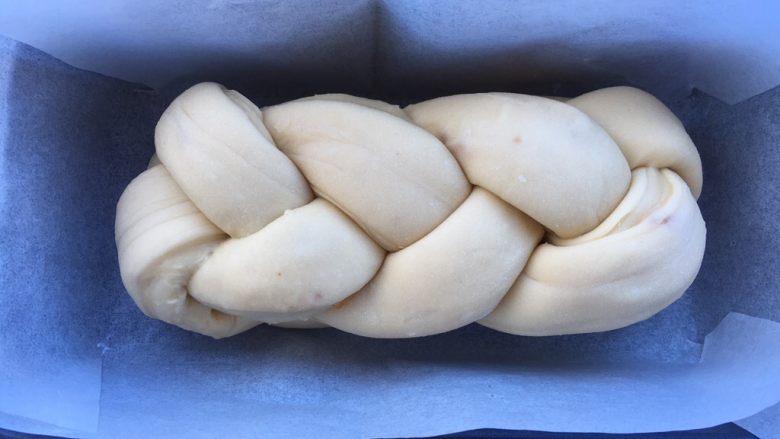 蛋黄牛奶辫子面包,再翻正面,移入模具里,如果非不沾模具的话,事先垫好油纸
