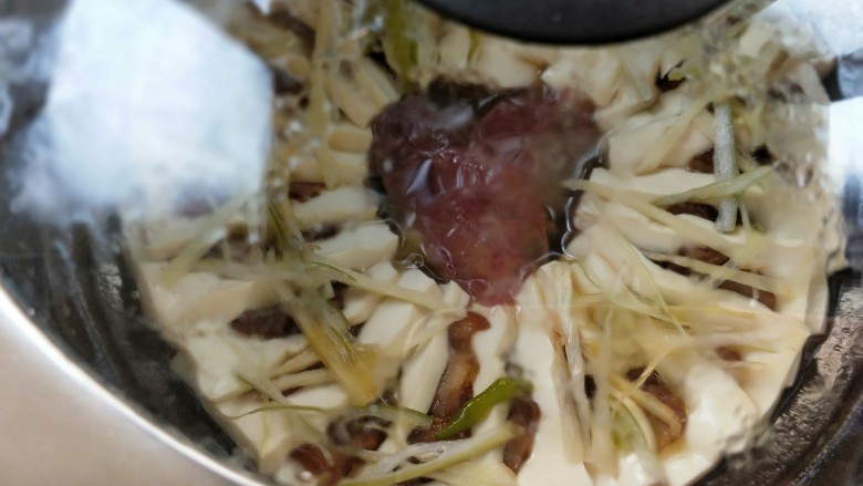 腊肉蒸豆腐,大火蒸20分钟~30分钟左右即可。
~具体时间腊肉切的厚薄来定。薄的话20分钟即可。
