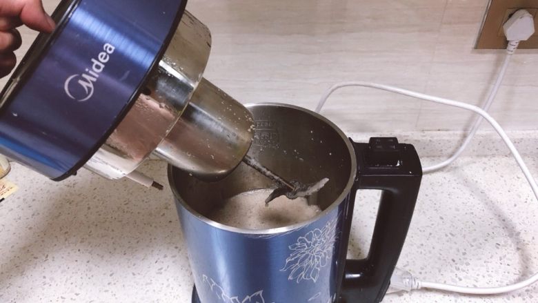 红枣红豆豆浆,打开豆浆机,这个时候直接把豆浆机机盖冲洗干净,以免放太久干了不好清洗