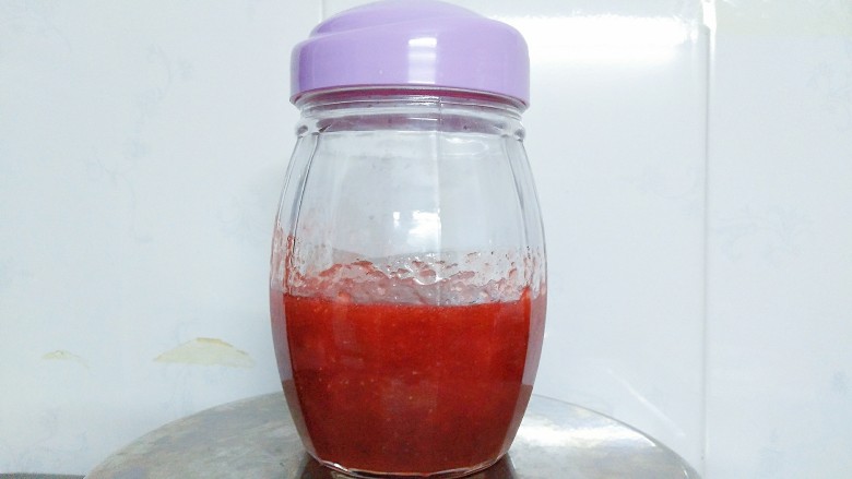 自制新鲜奶油草莓果酱,找一个干净无水无油的玻璃罐子,把冷却好的草莓放进去,然后放冰箱冷藏,想吃的时候,随时舀出来沾着吃就可以啦!