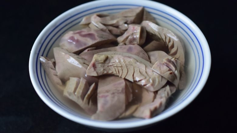 时蔬爆腰花,倒干净料酒,换清水浸泡,半小时换一次,两到三次吧。