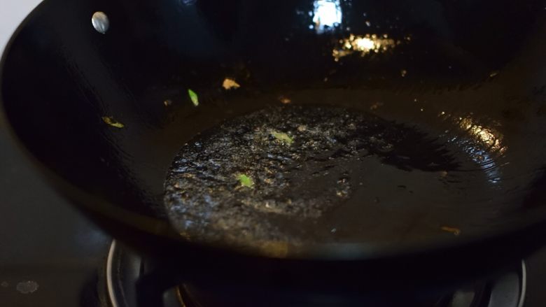 时蔬爆腰花,锅擦干,再倒入2汤匙油。