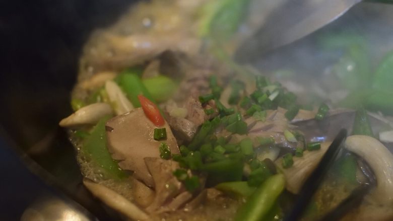 时蔬爆腰花,喜欢吃辣加点辣椒,口味重的加点生抽。我对鲜味比较敏感,就没有再加鲜味食材。