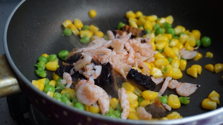 海鲜炒饭,再导入磷虾和红极参,加入一点点酒翻炒片刻