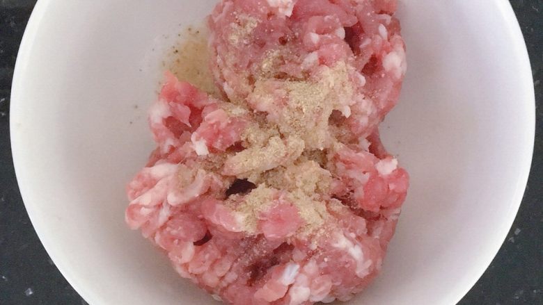 电饭煲南瓜香菇肉末焖饭,撒适量<a style='color:red;display:inline-block;' href='/shicai/ 720'>胡椒粉</a>